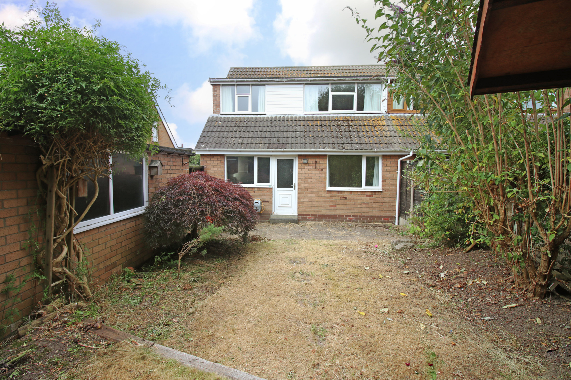 3 bedroom Semi-detached house Under Offer