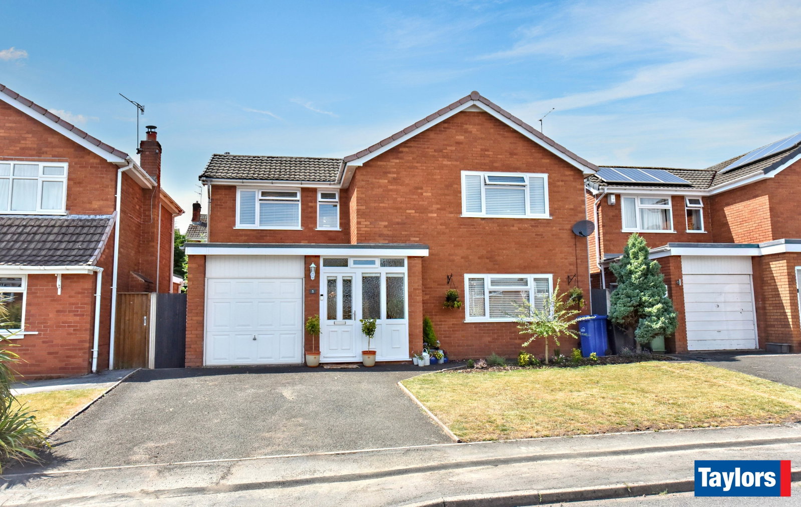 3 bedroom Detached house For Sale