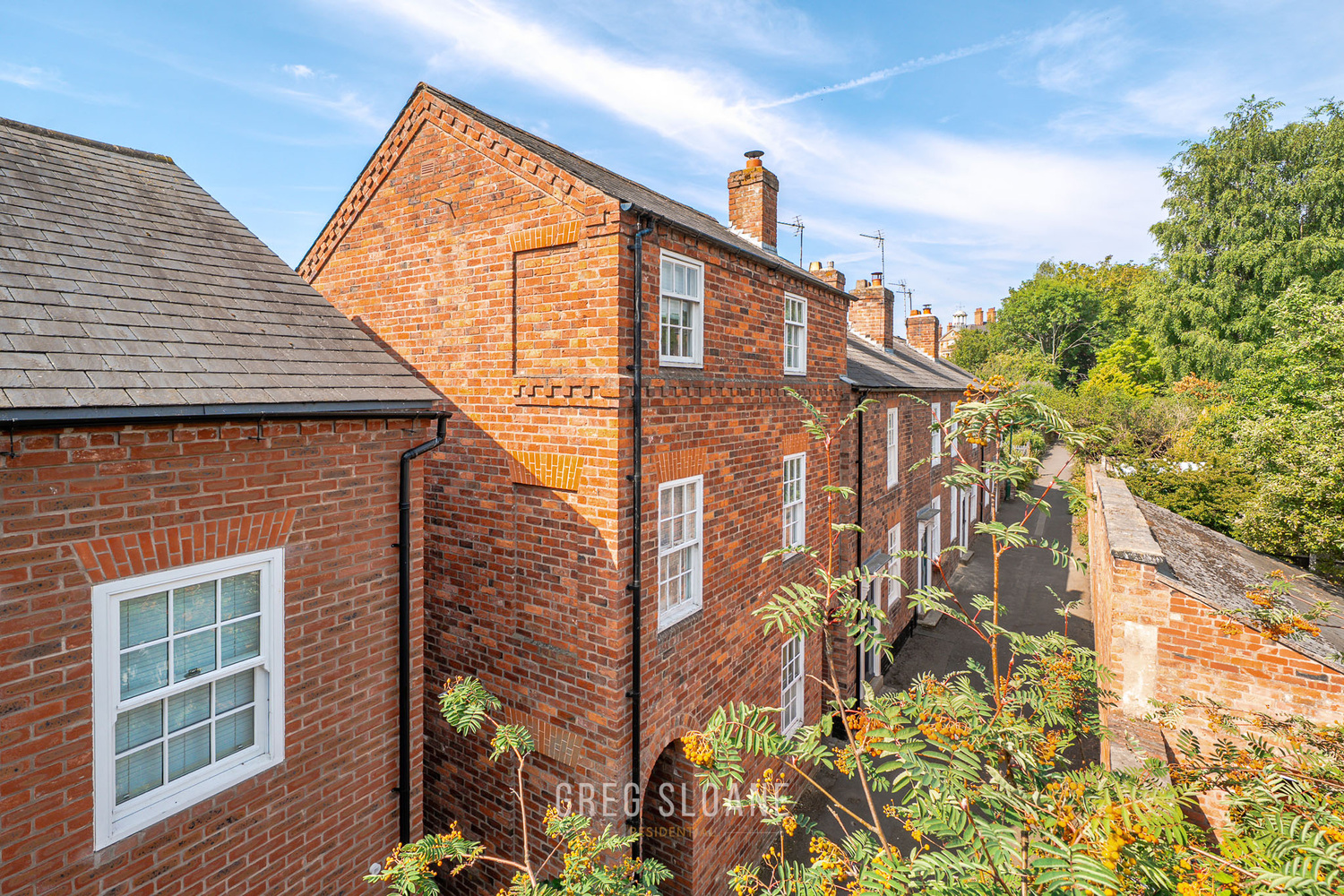 2 bedroom Semi-detached house Under Offer