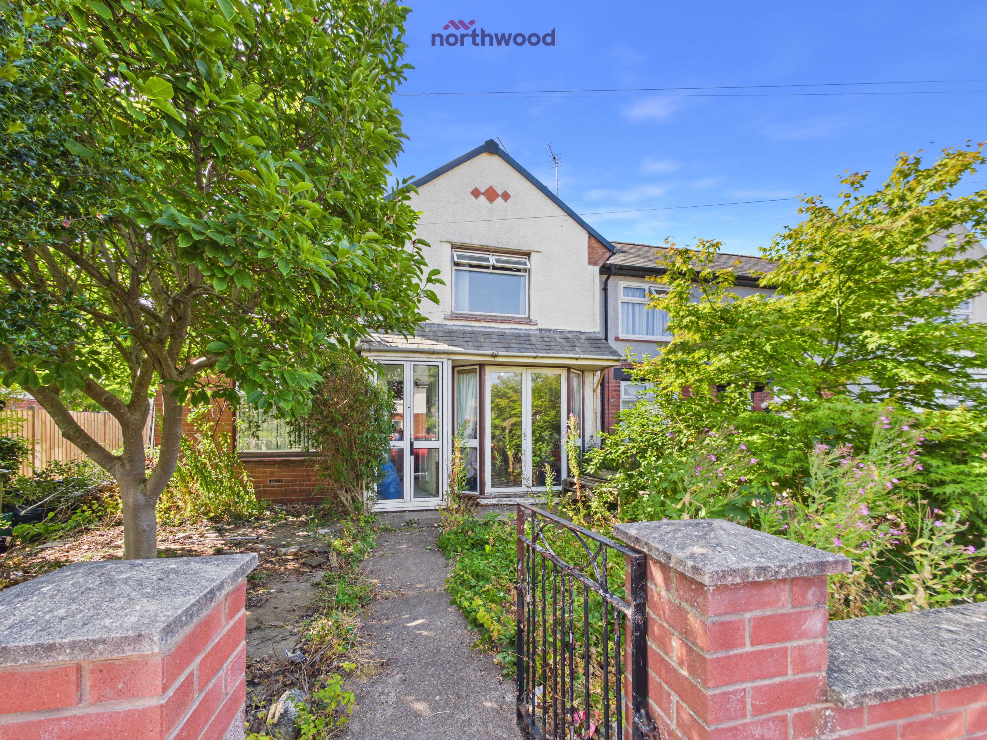 3 bedroom Semi-detached house Under Offer