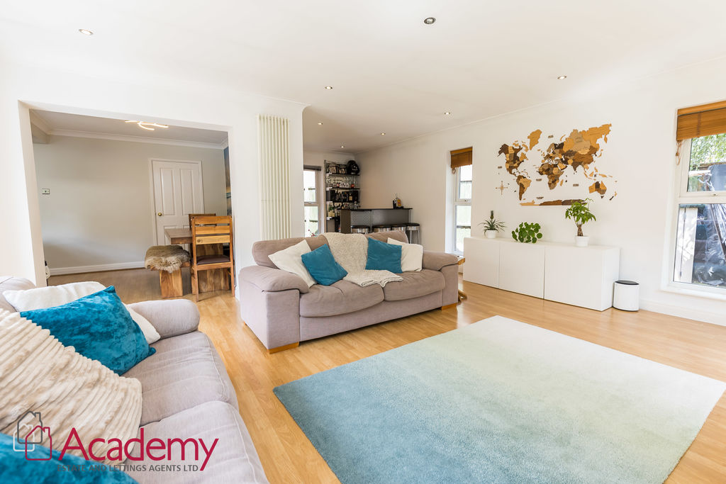 4 bedroom Link detached house For Sale