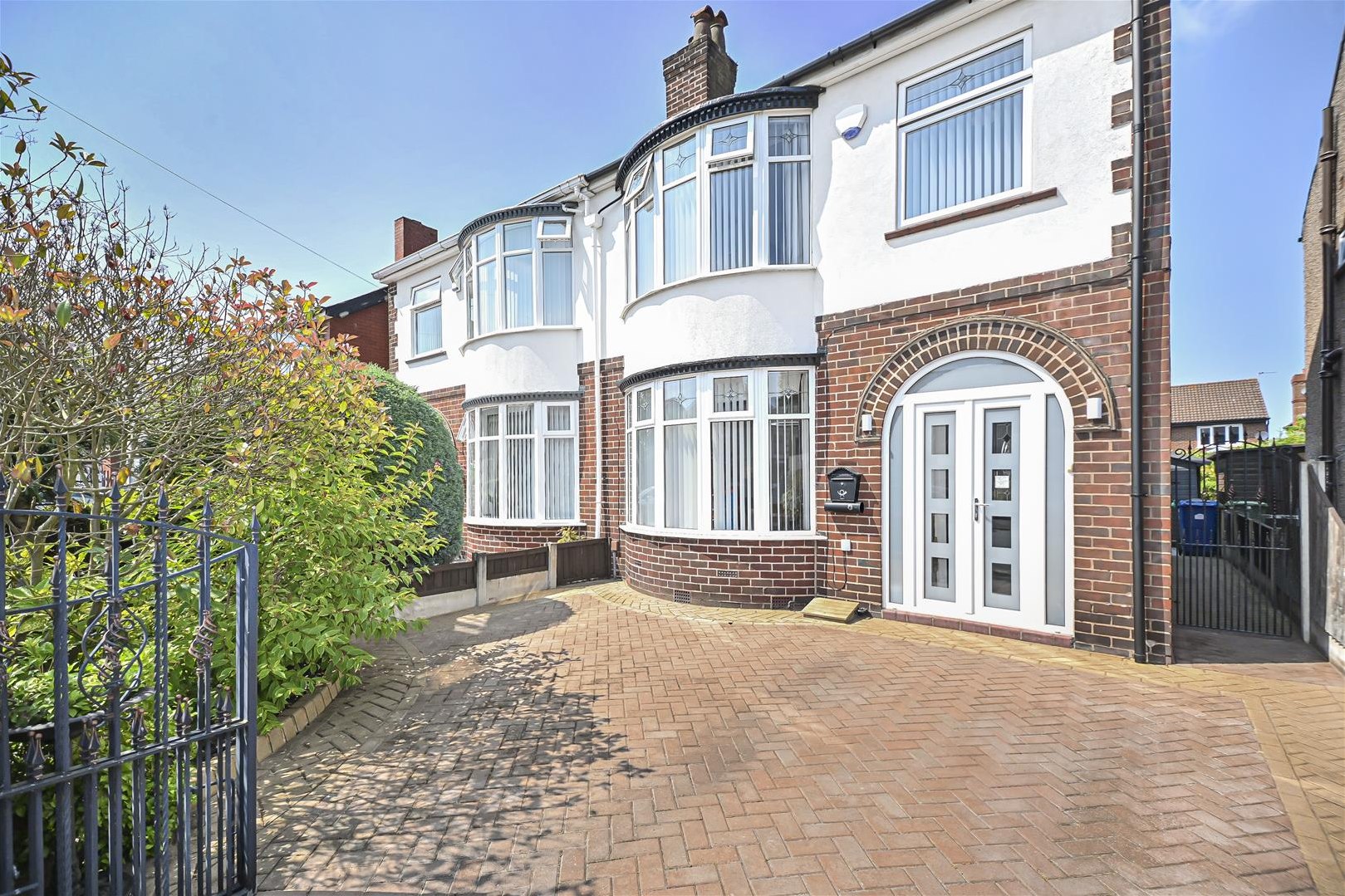 3 bedroom Semi-detached house Under Offer