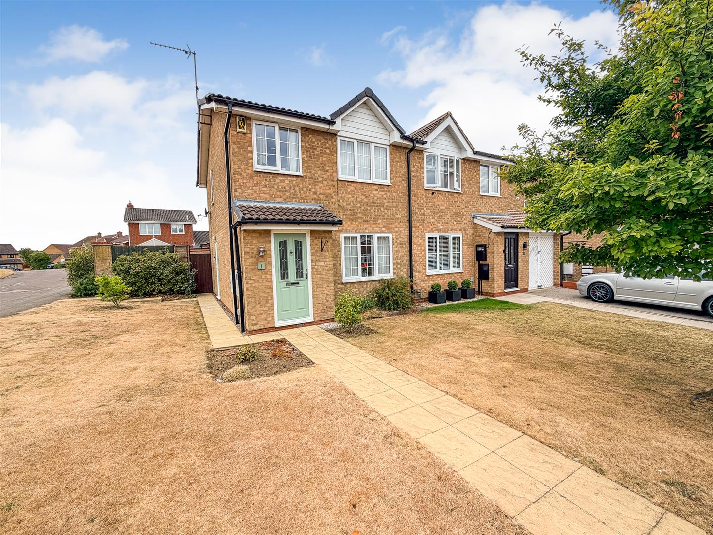 3 bedroom Semi-detached house Under Offer