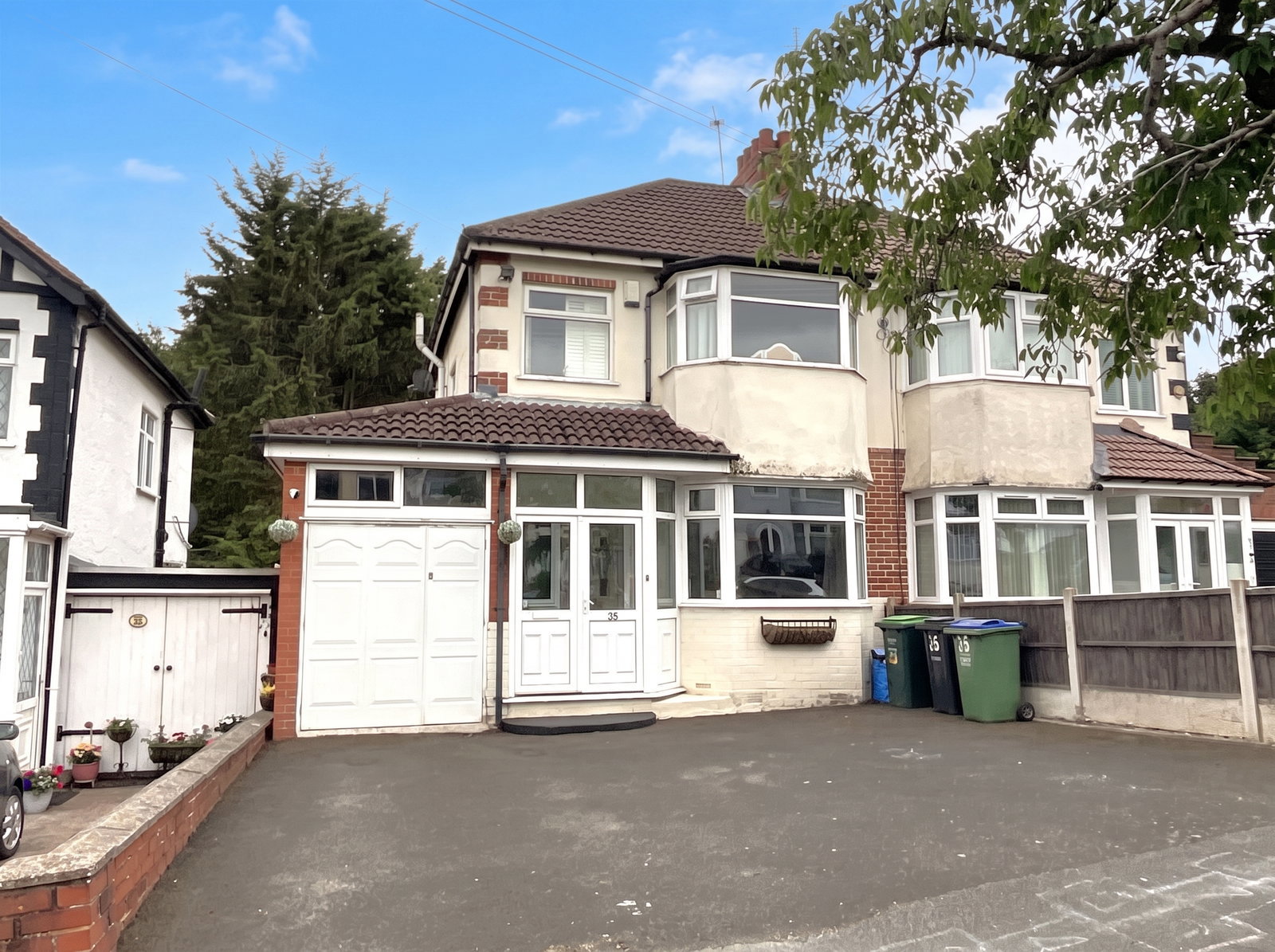 3 bedroom Semi-detached house Under Offer