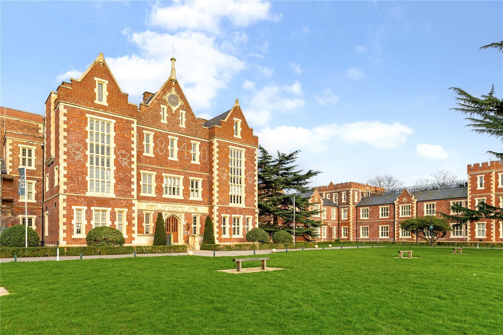 3 bedroom Flat For Sale