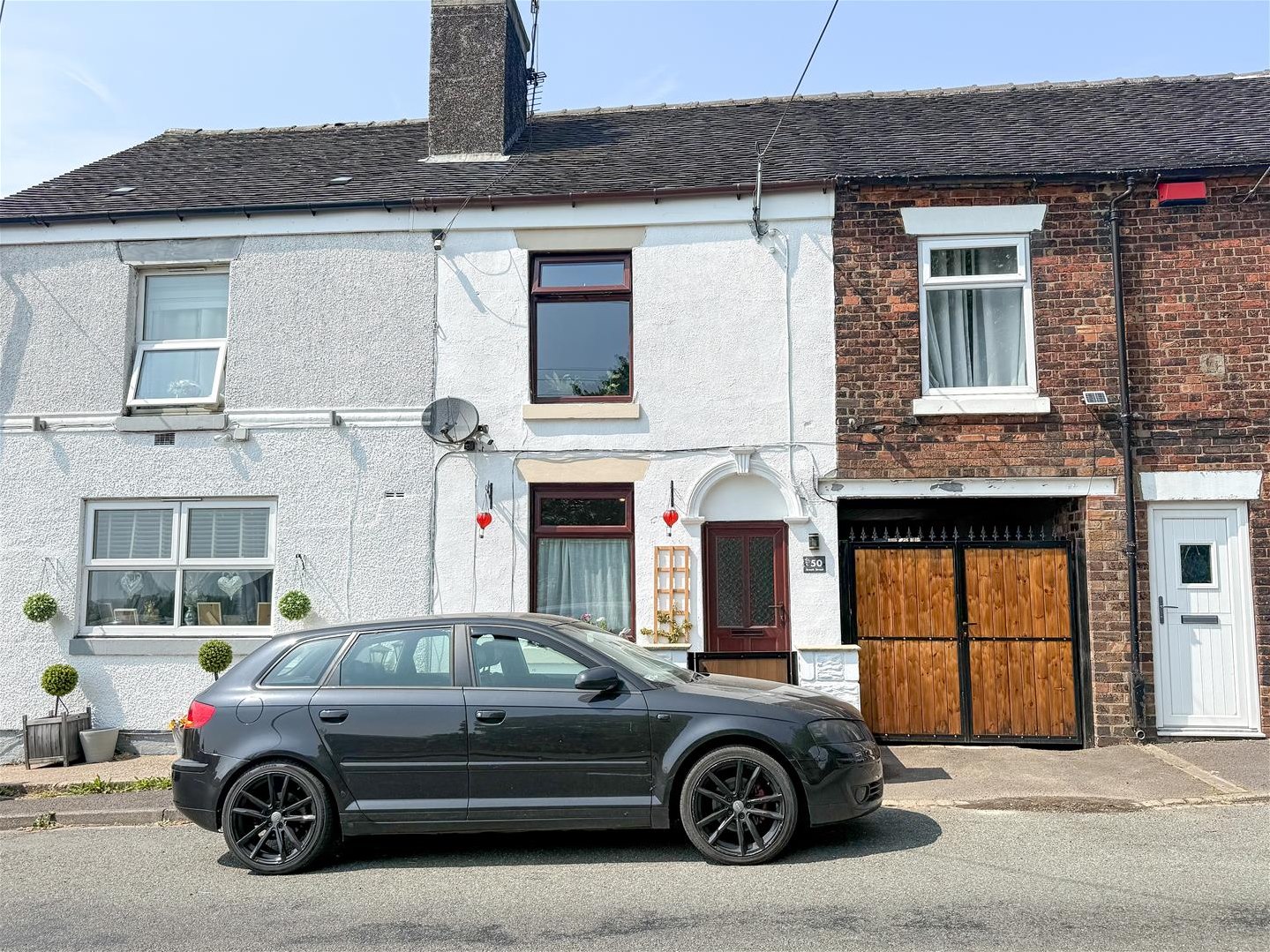 3 bedroom Semi-detached house Under Offer