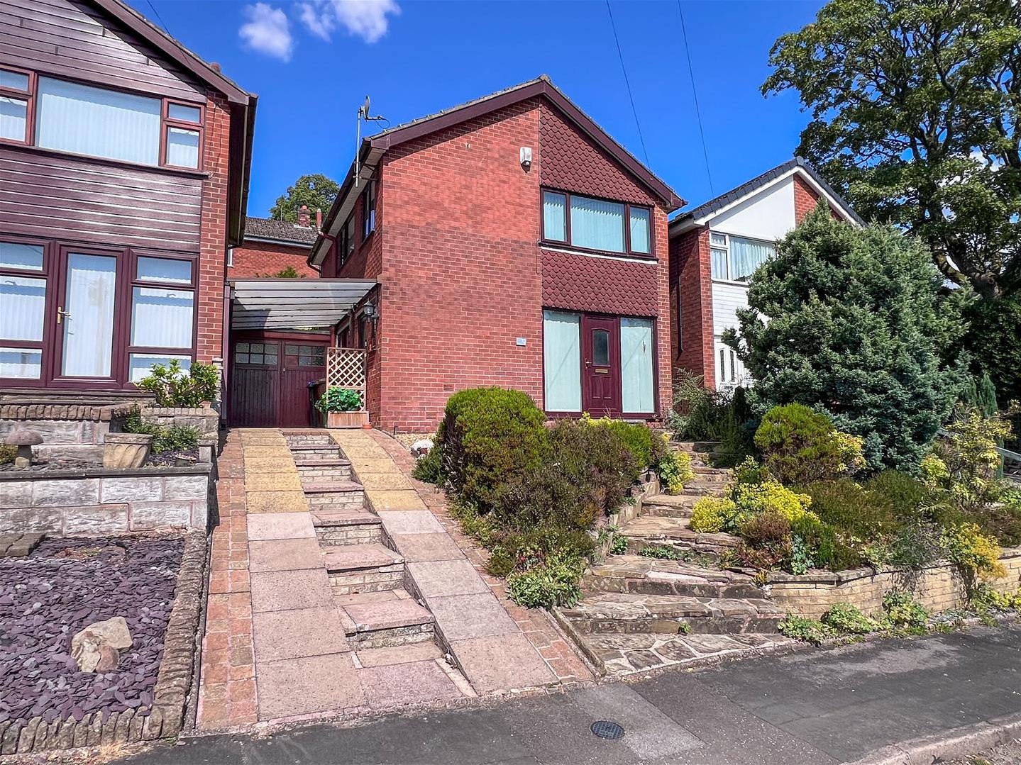 3 bedroom Link detached house For Sale