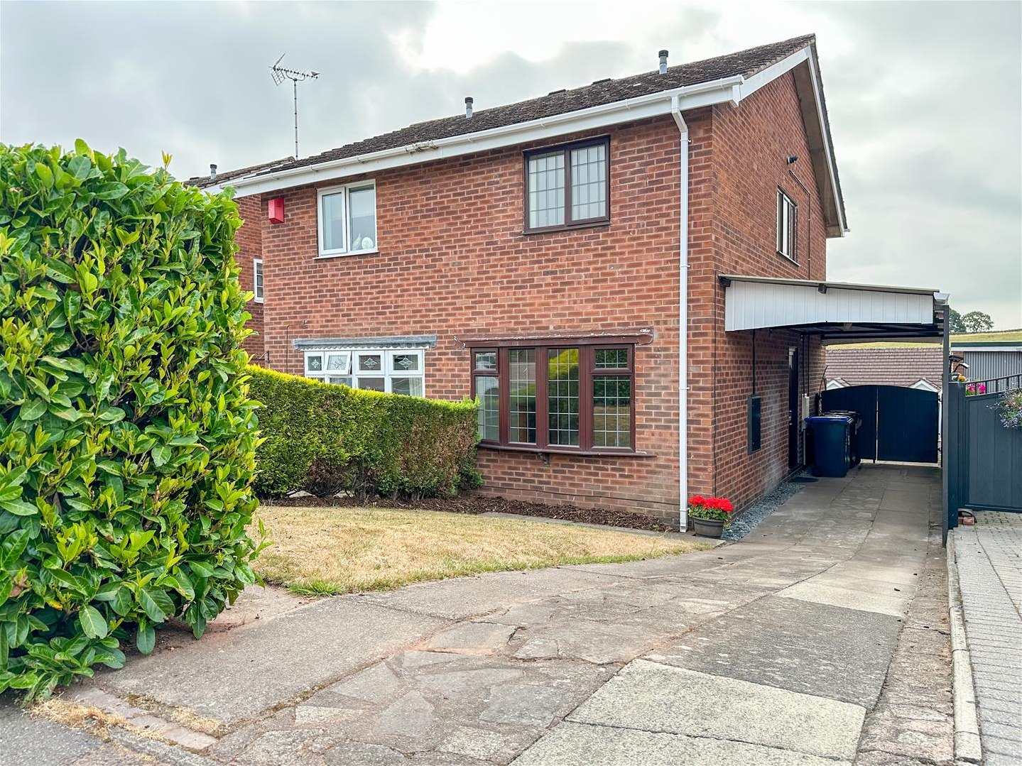 2 bedroom Semi-detached house Under Offer