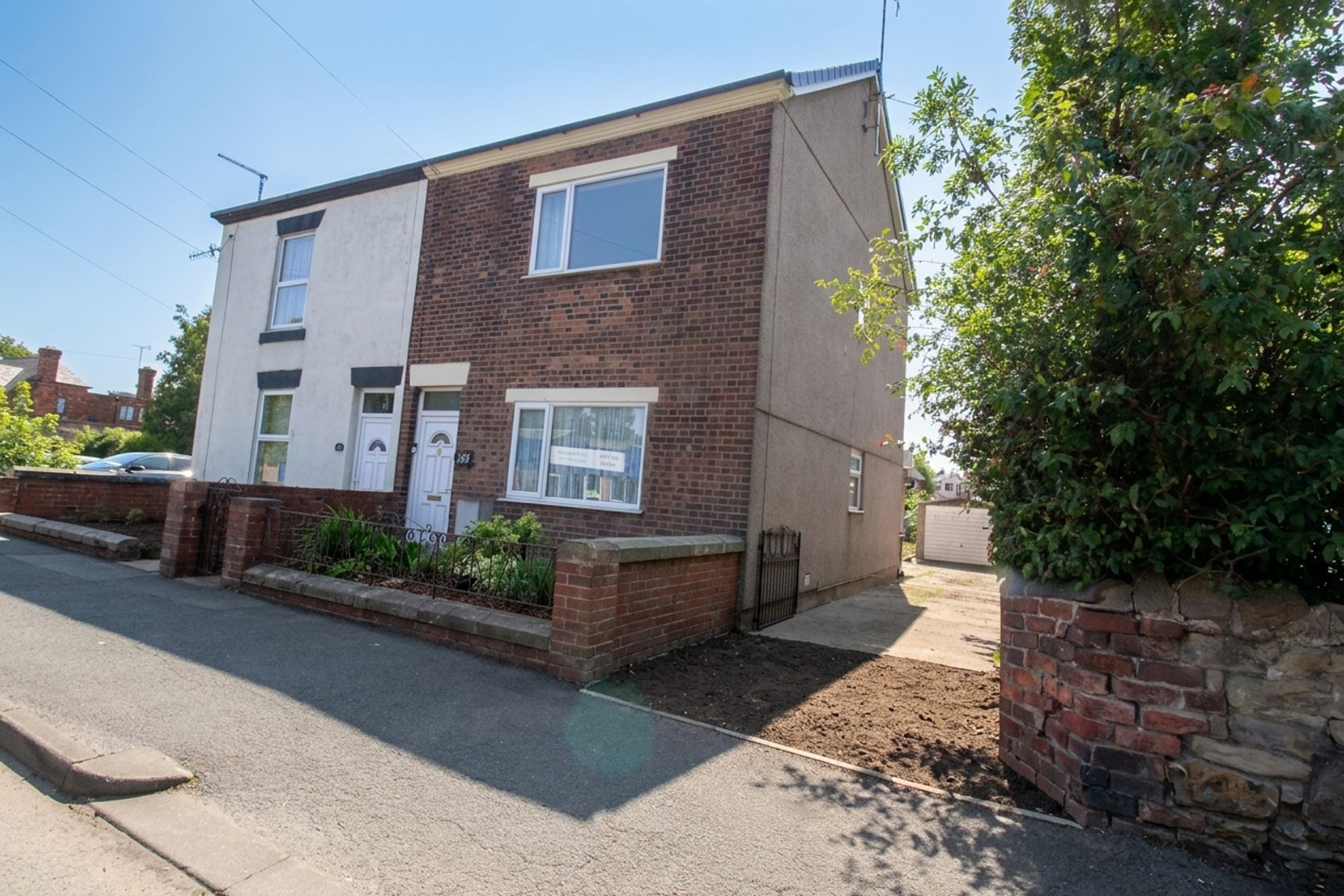 3 bedroom Semi-detached house Under Offer