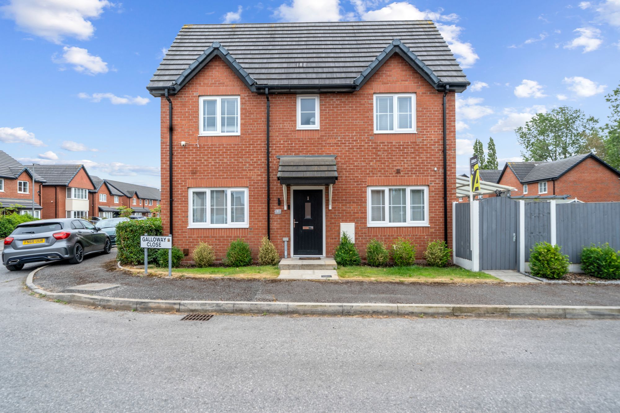 3 bedroom Semi-detached house For Sale