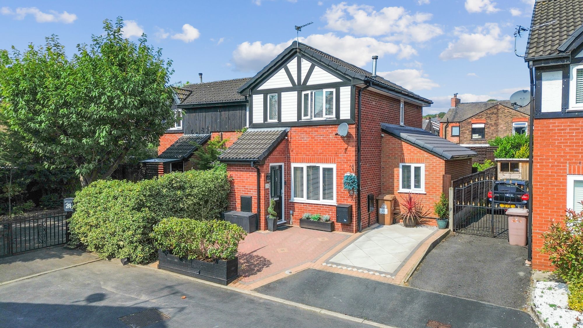 2 bedroom Semi-detached house Under Offer