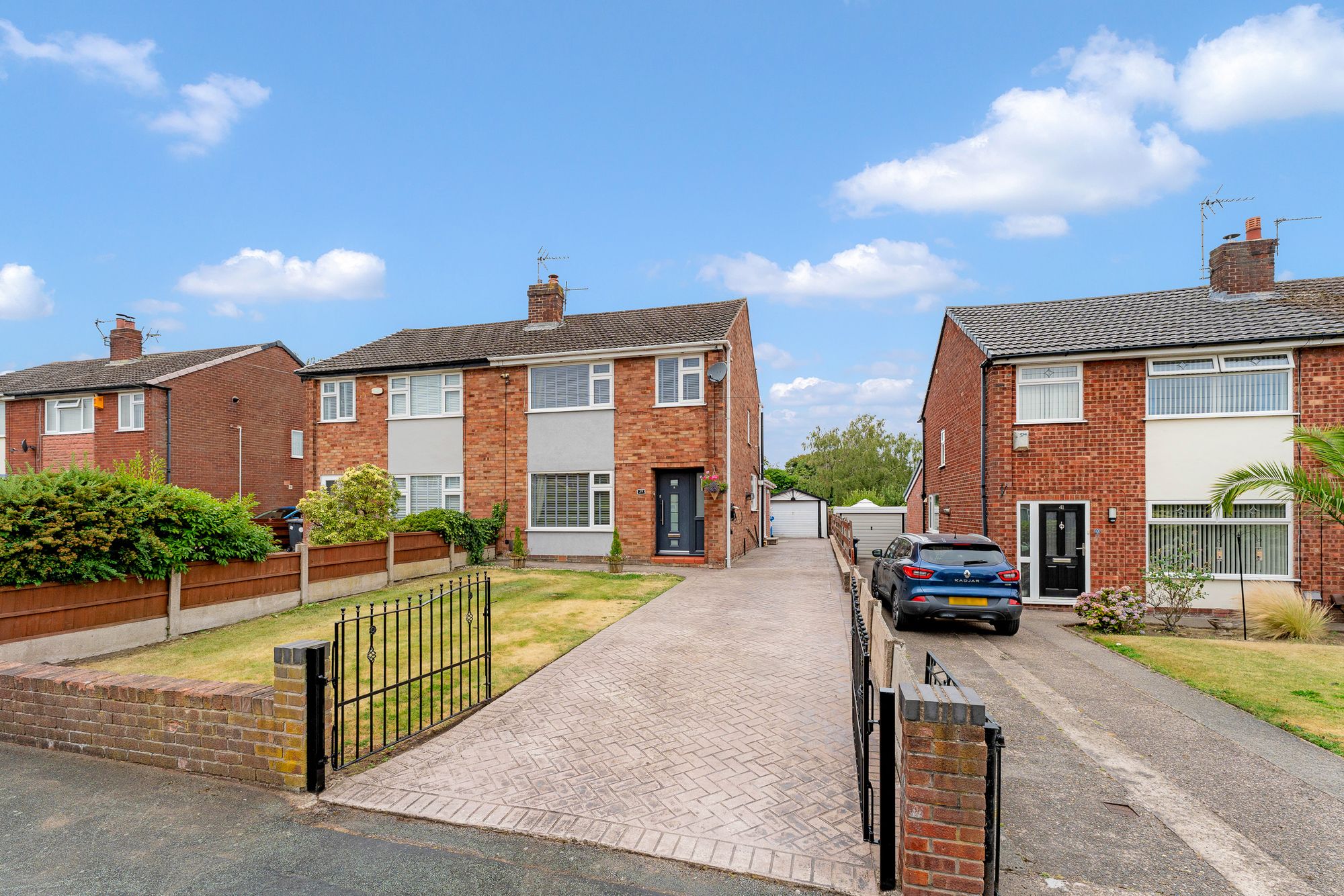 3 bedroom Semi-detached house Under Offer