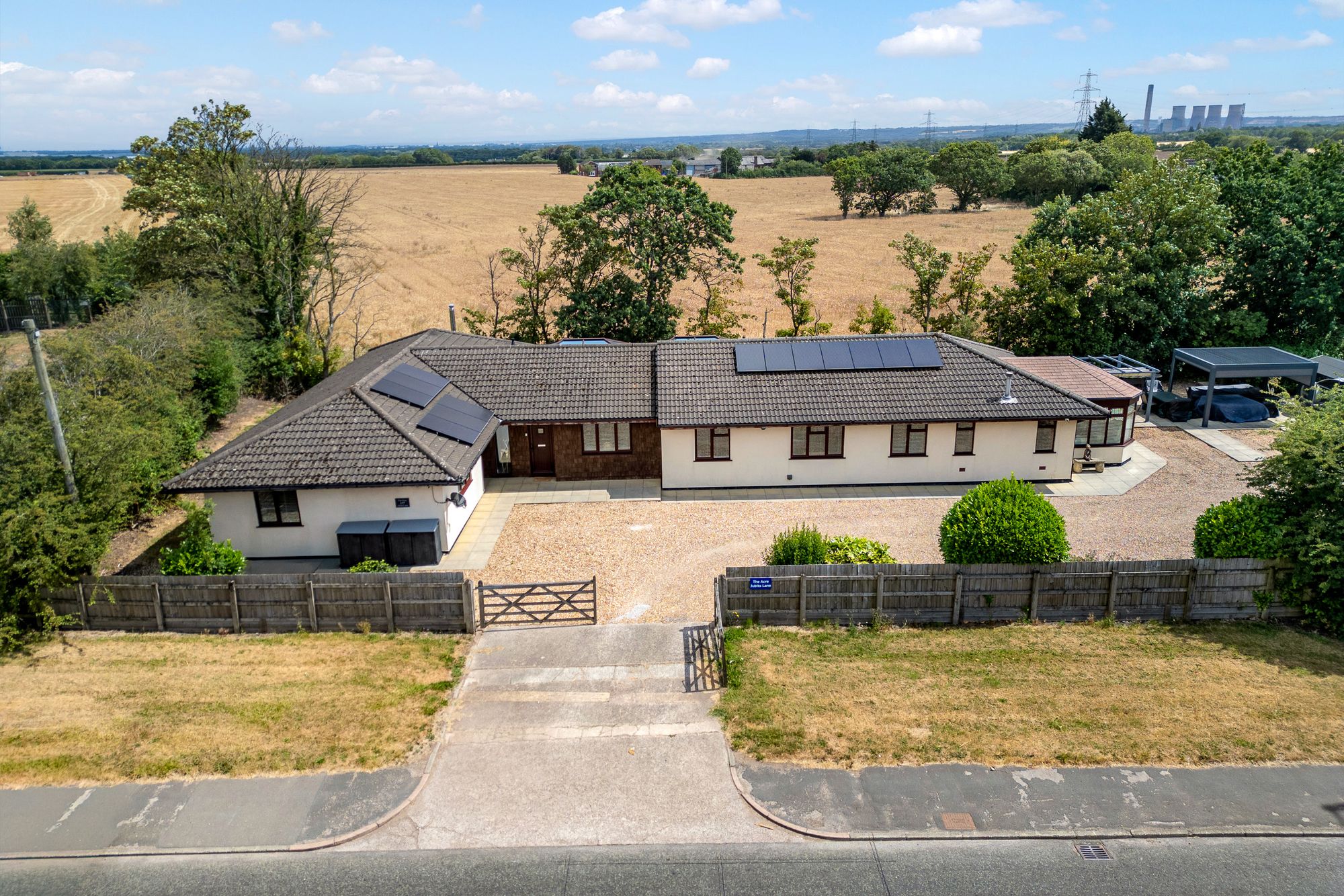 6 bedroom Detached bungalow For Sale
