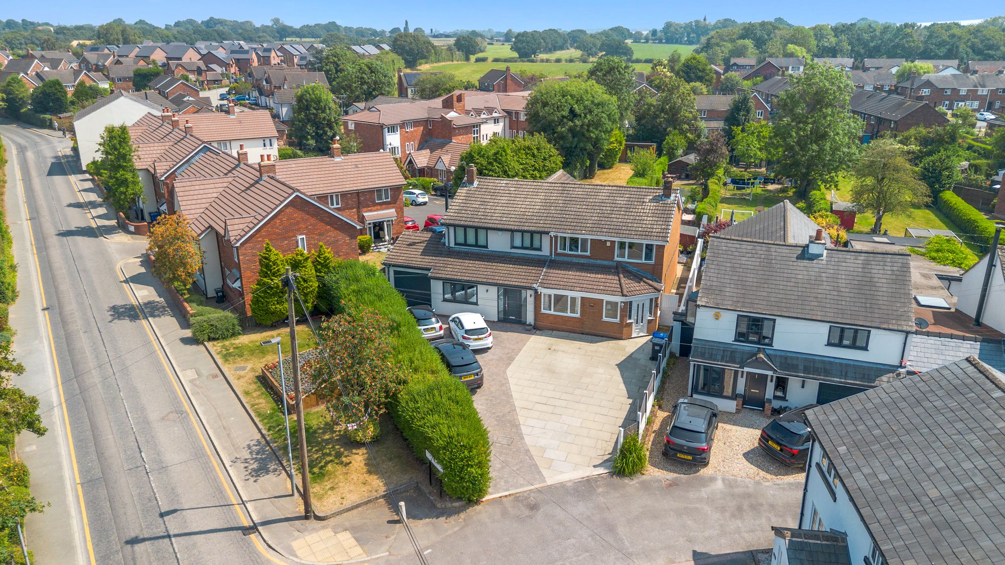 3 bedroom Semi-detached house Under Offer