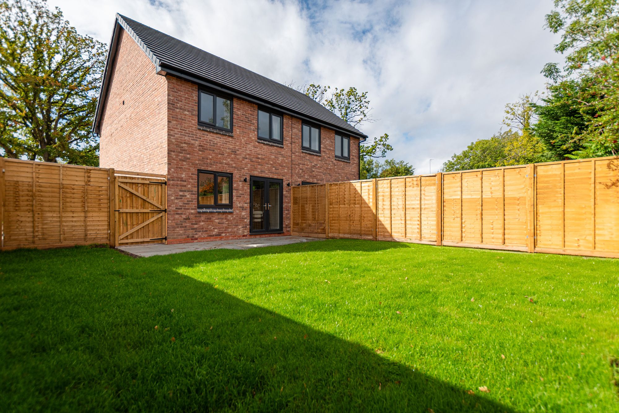 3 bedroom Semi-detached house Under Offer