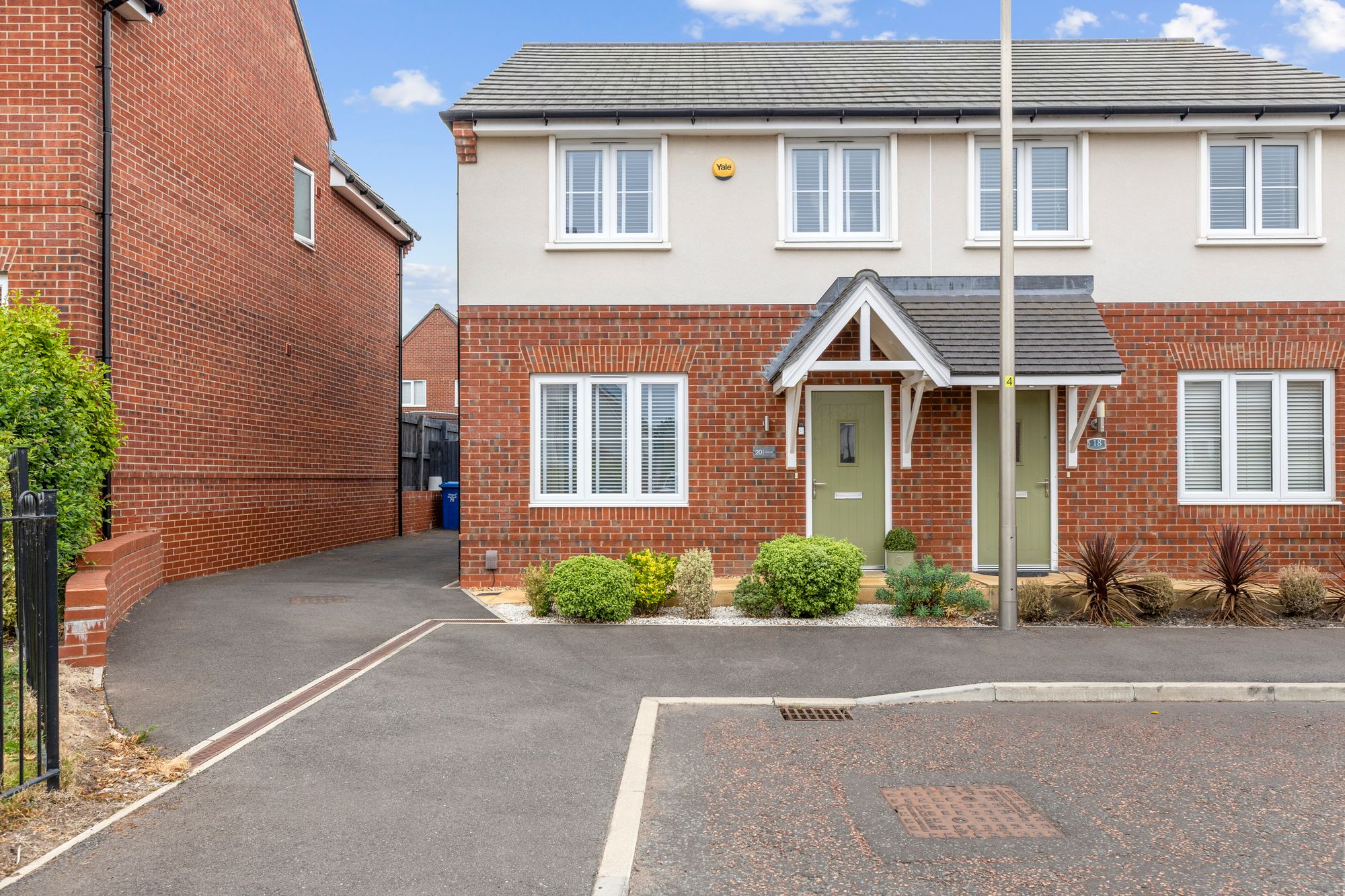 3 bedroom Semi-detached house Under Offer