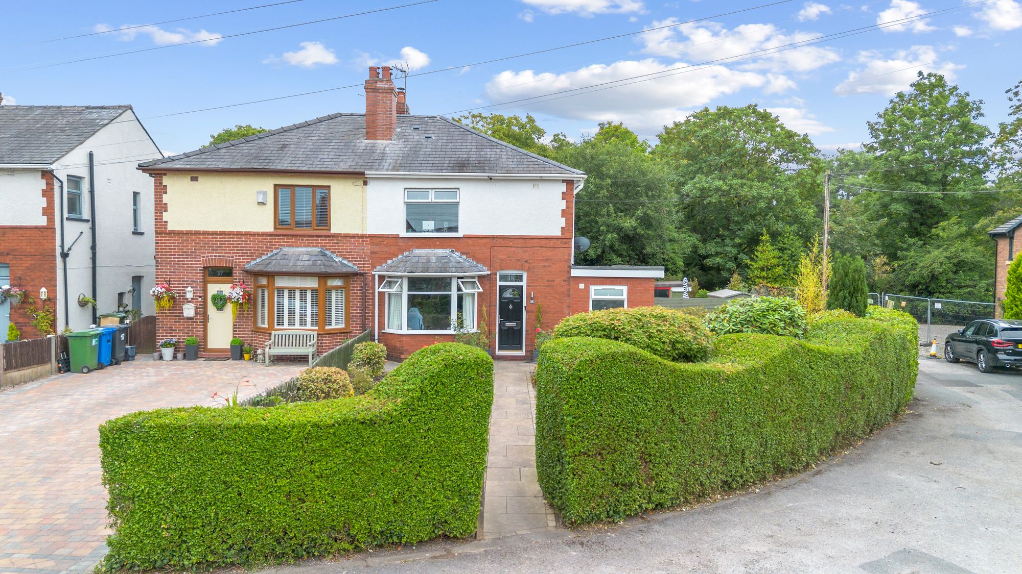 3 bedroom Semi-detached house Under Offer