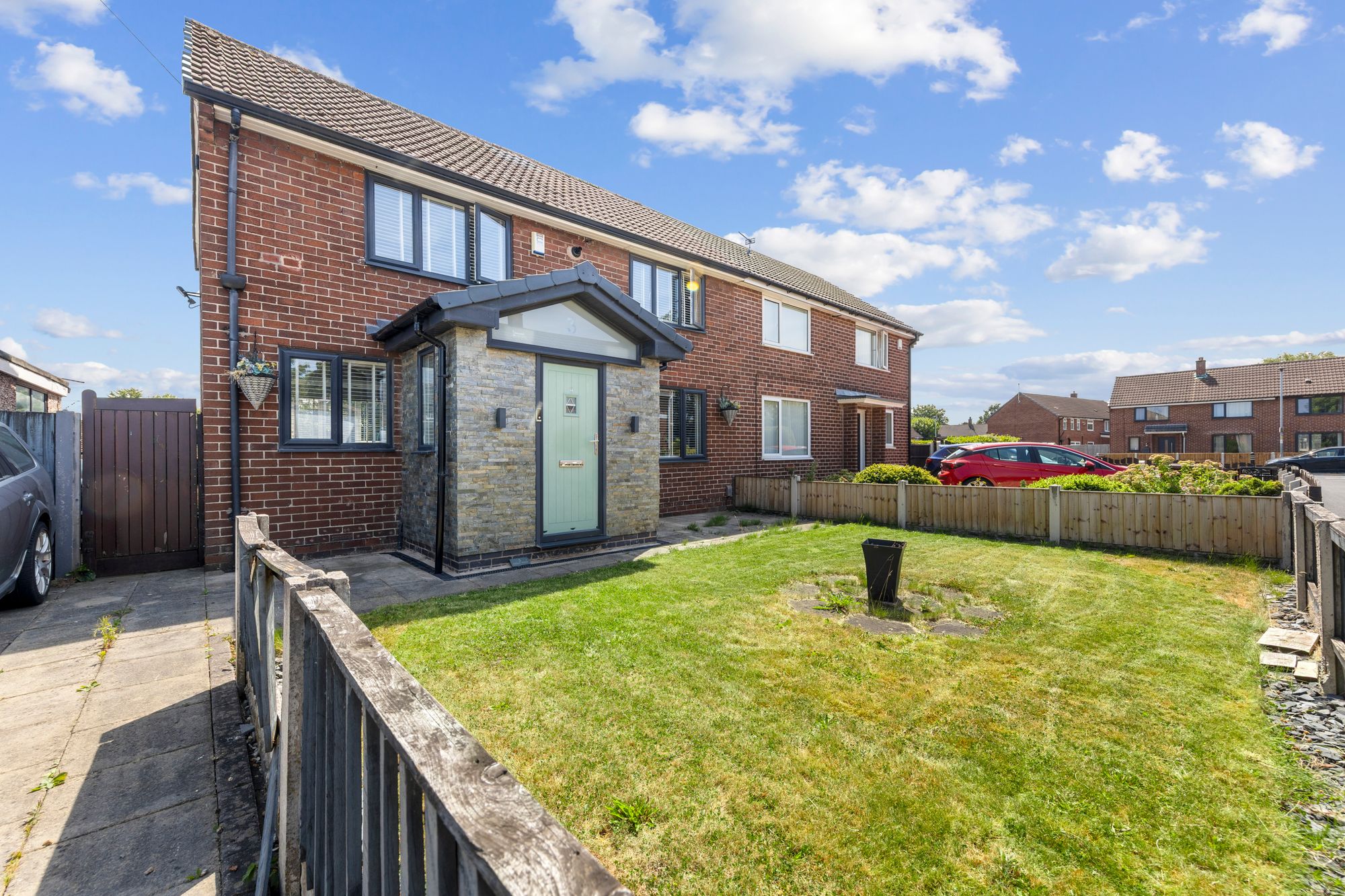 3 bedroom Semi-detached house Under Offer