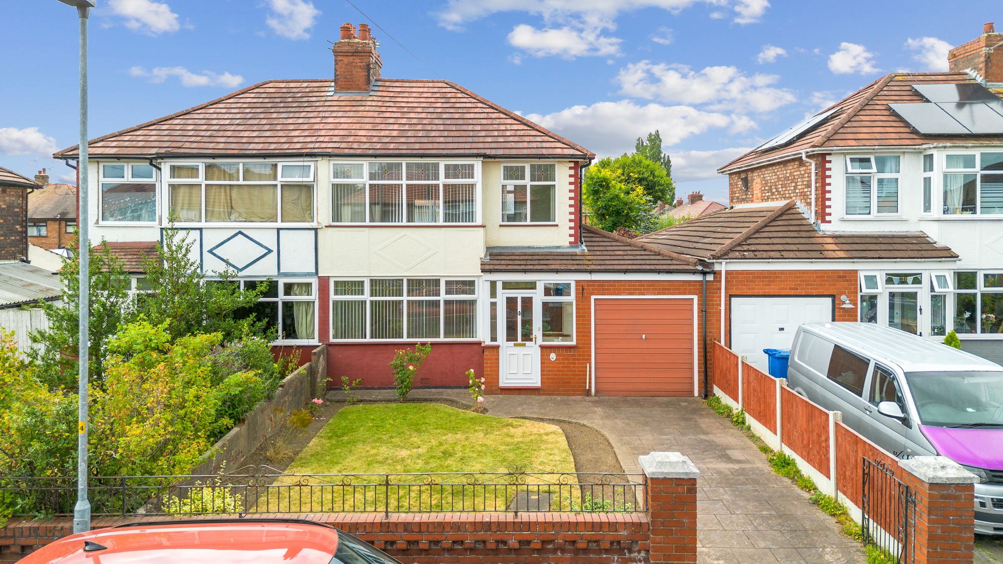 3 bedroom Semi-detached house Under Offer