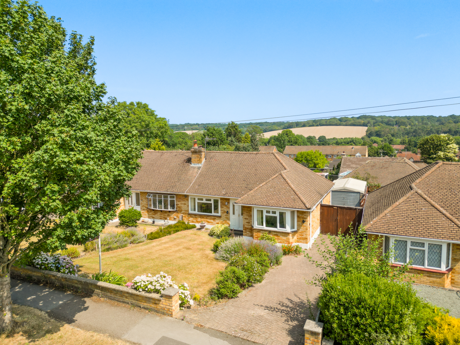 2 bedroom Semi-detached house Under Offer