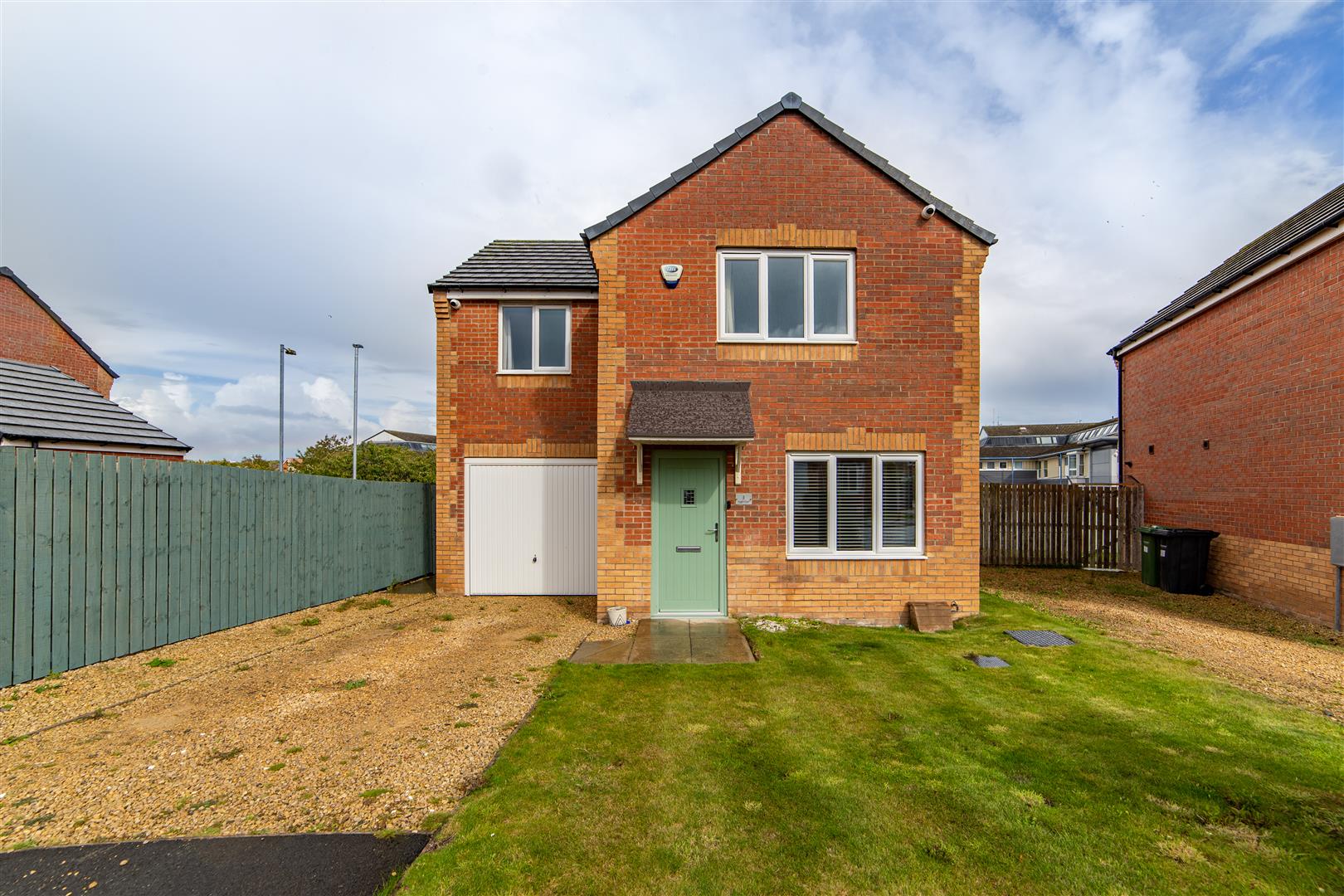 3 bedroom Detached house Under Offer
