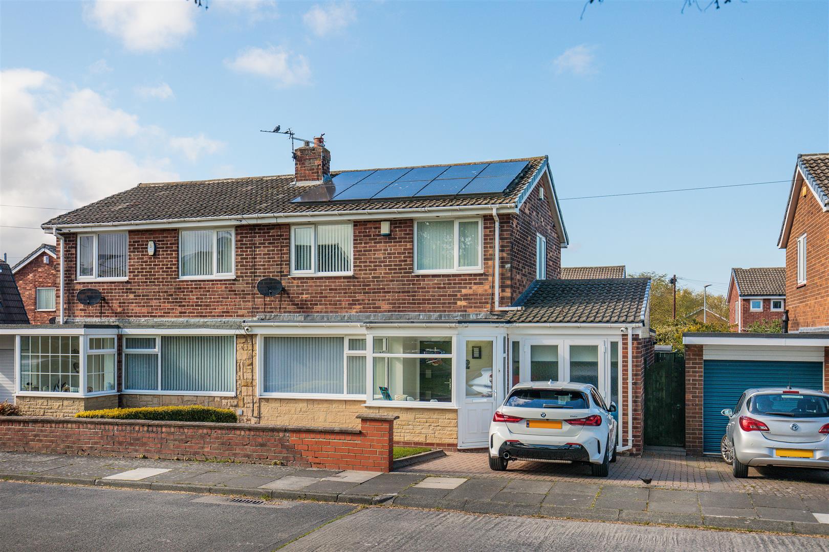 3 bedroom Semi-detached house Under Offer