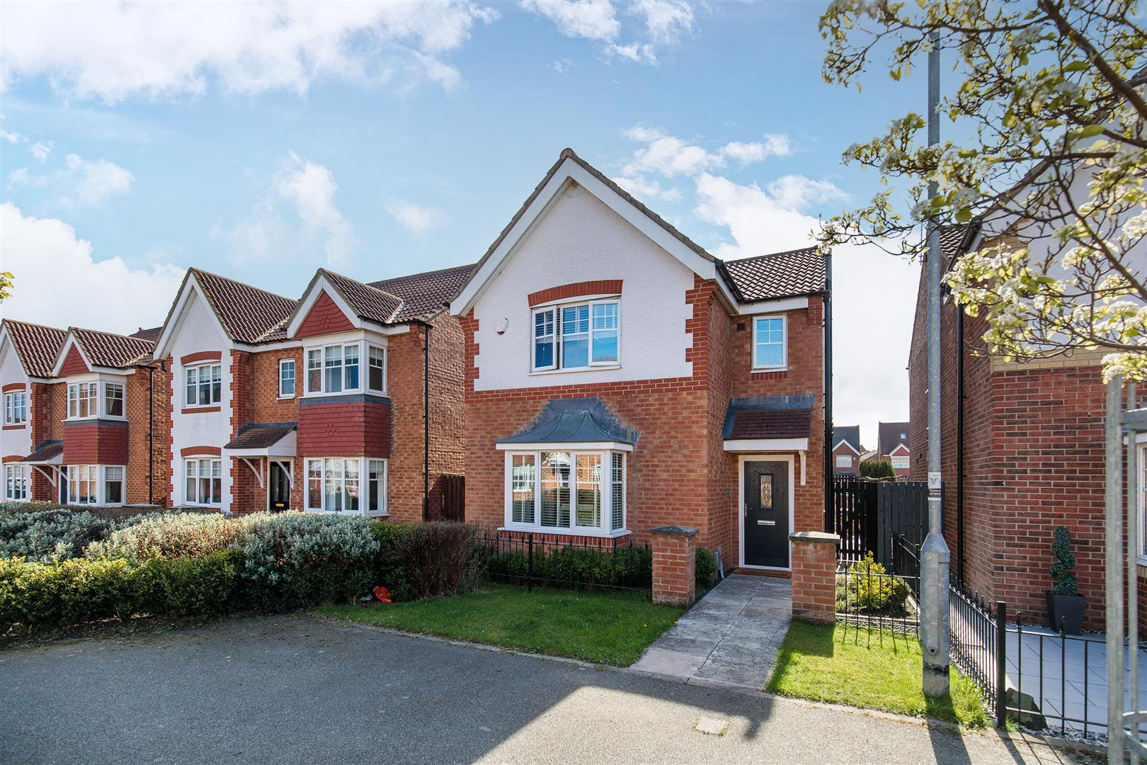 3 bedroom Detached house Under Offer