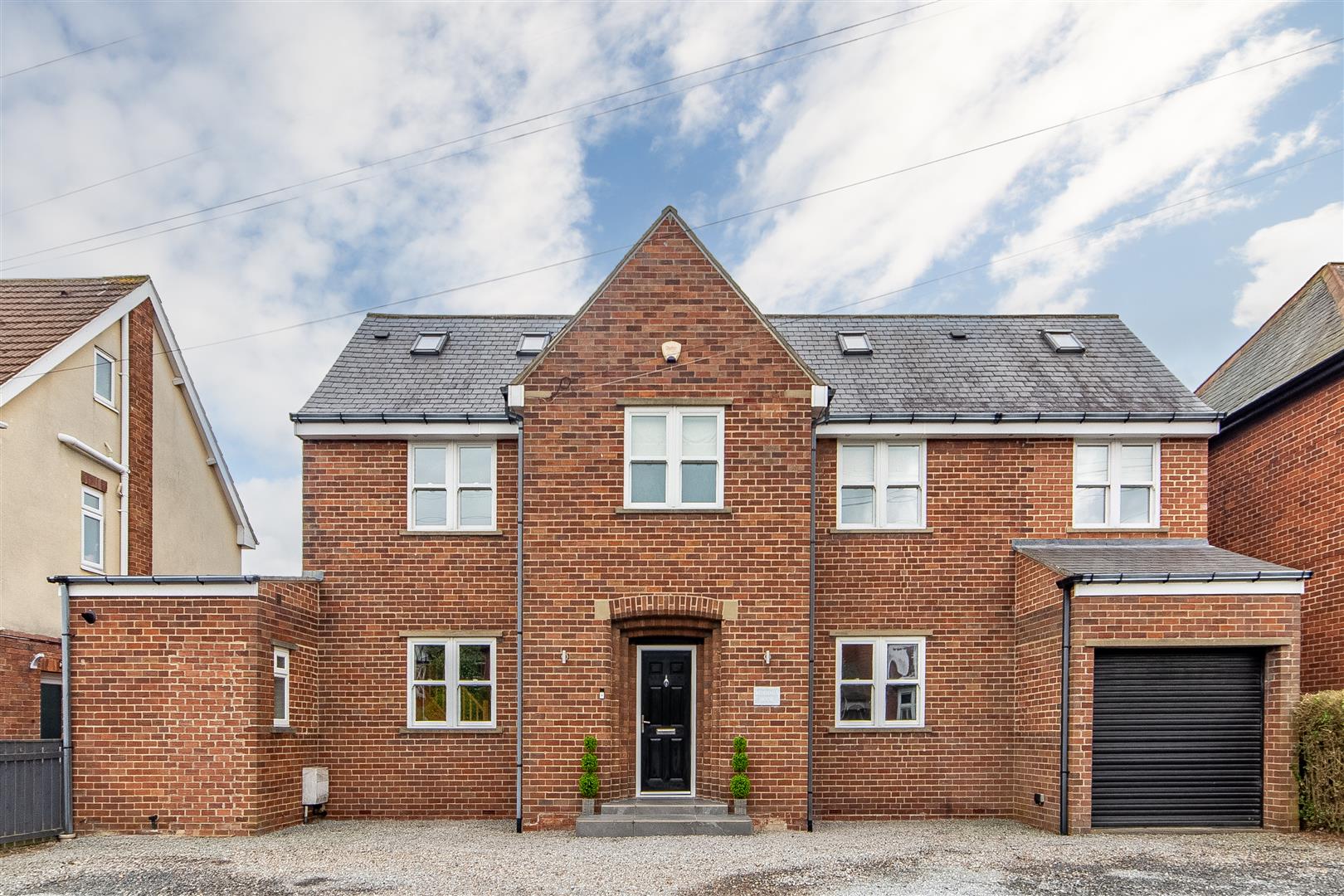 5 bedroom Detached house Under Offer