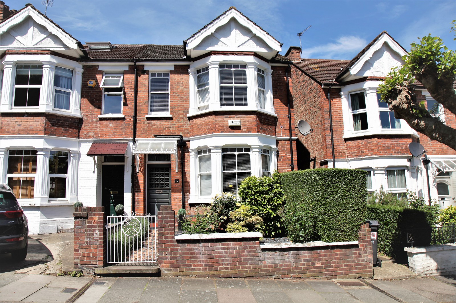 3 bedroom Semi-detached house Under Offer