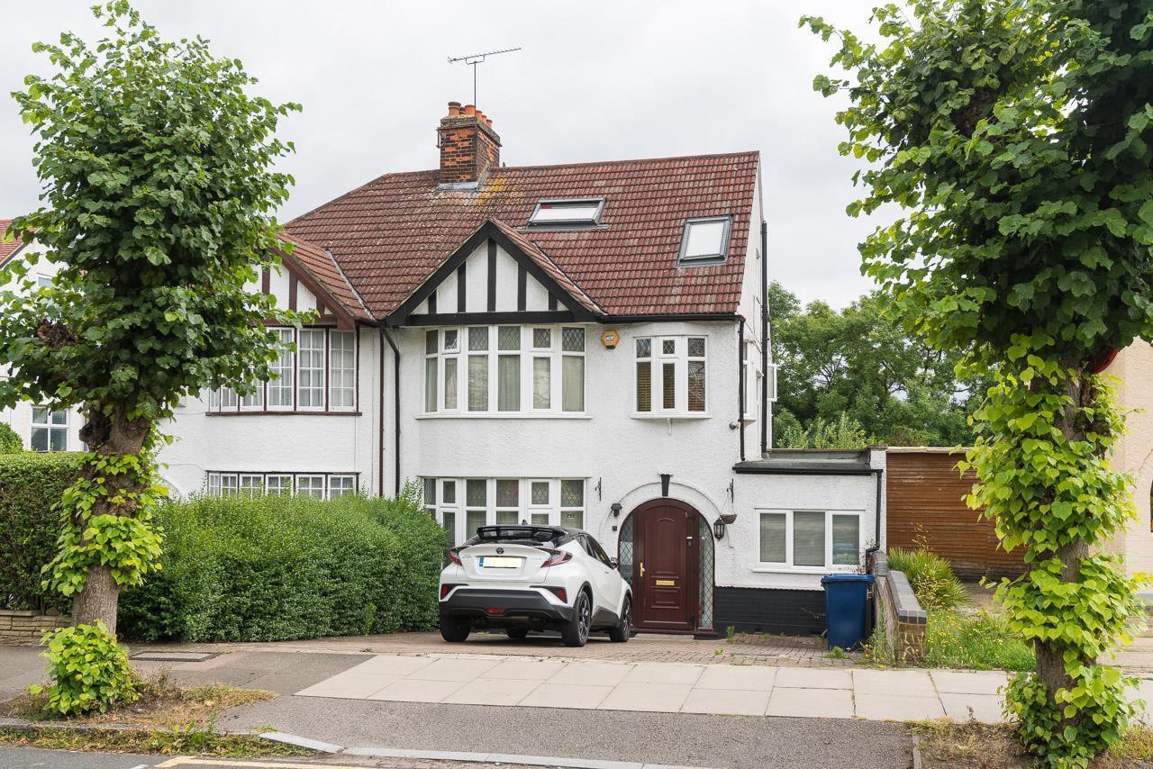 5 bedroom Semi-detached house Under Offer
