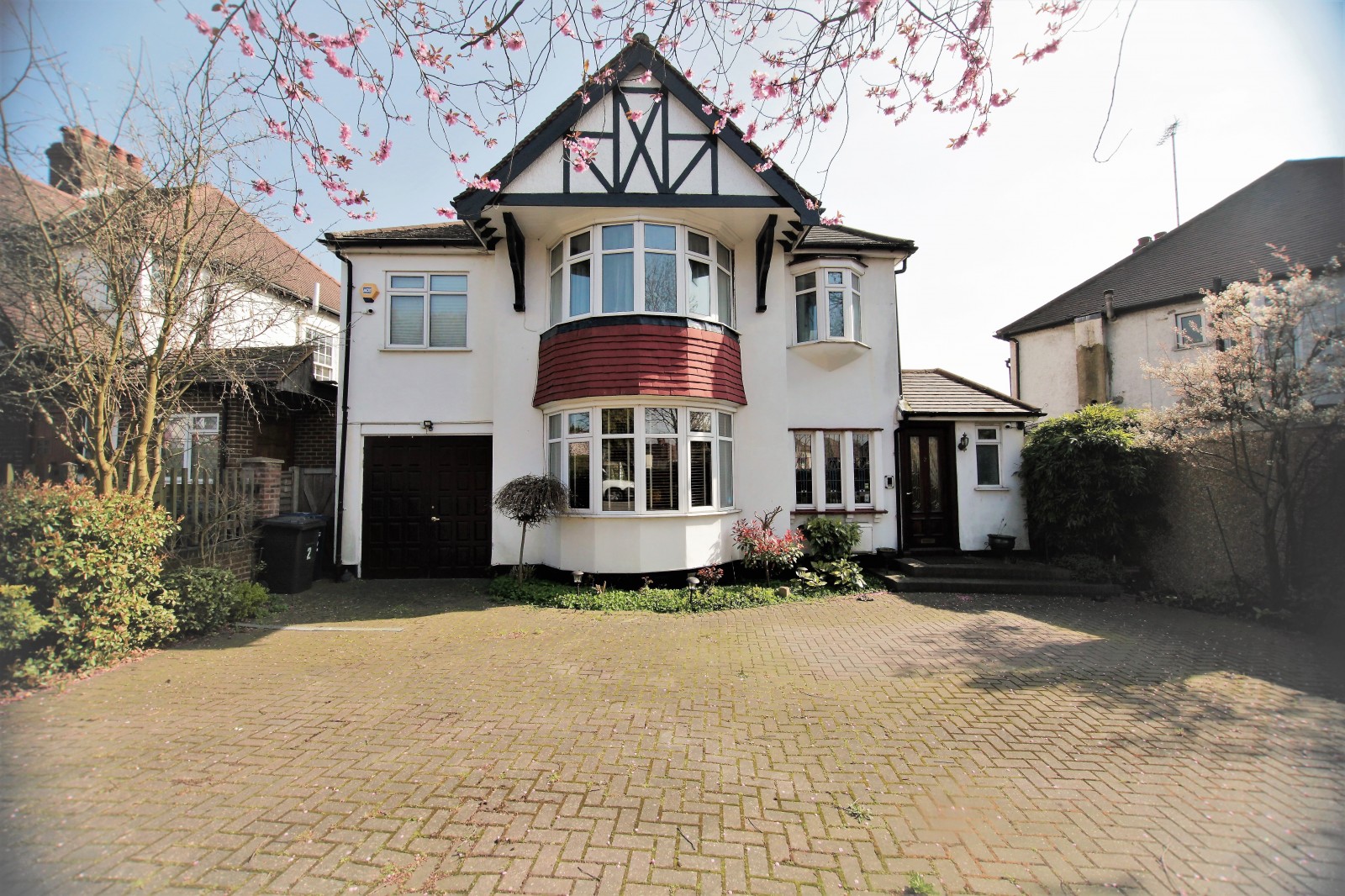 5 bedroom Detached house Under Offer