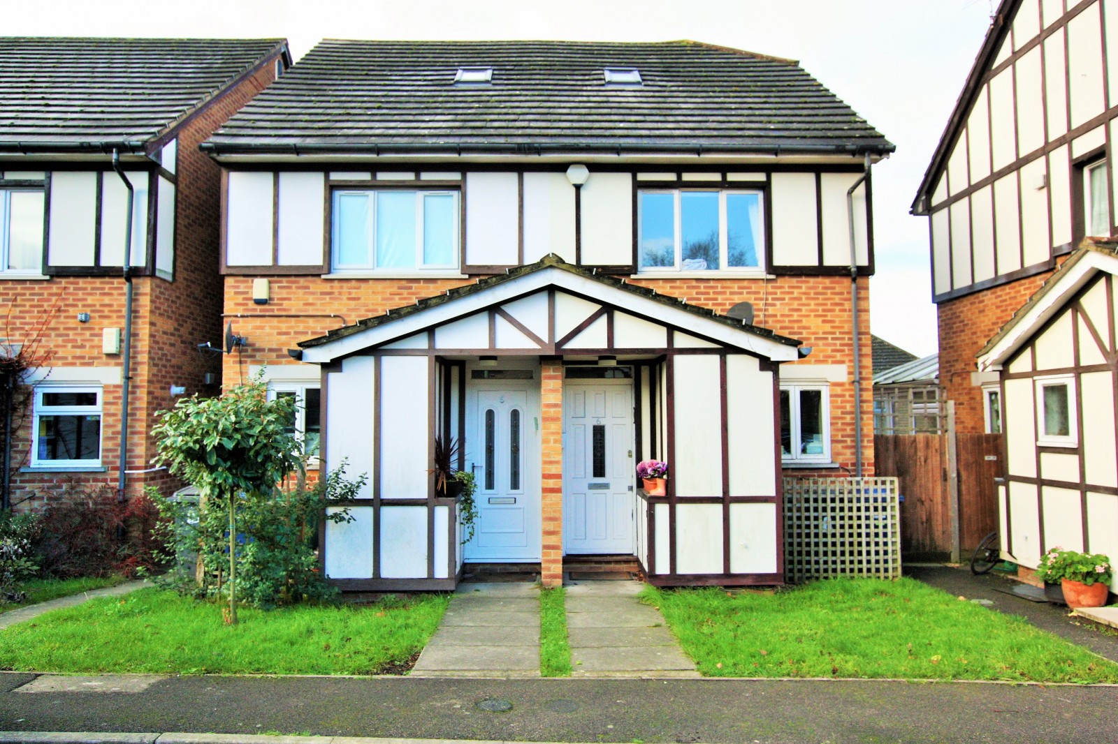 3 bedroom Semi-detached house Under Offer