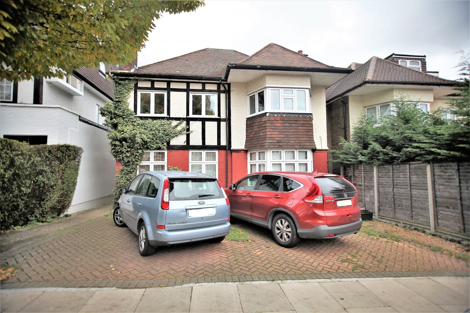 5 bedroom Detached house Under Offer