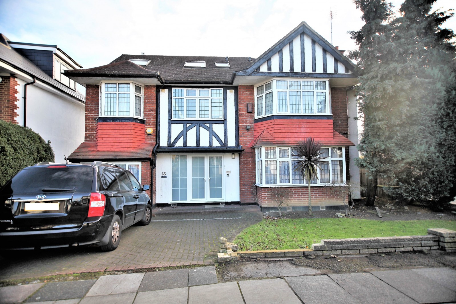 6 bedroom Detached house Under Offer