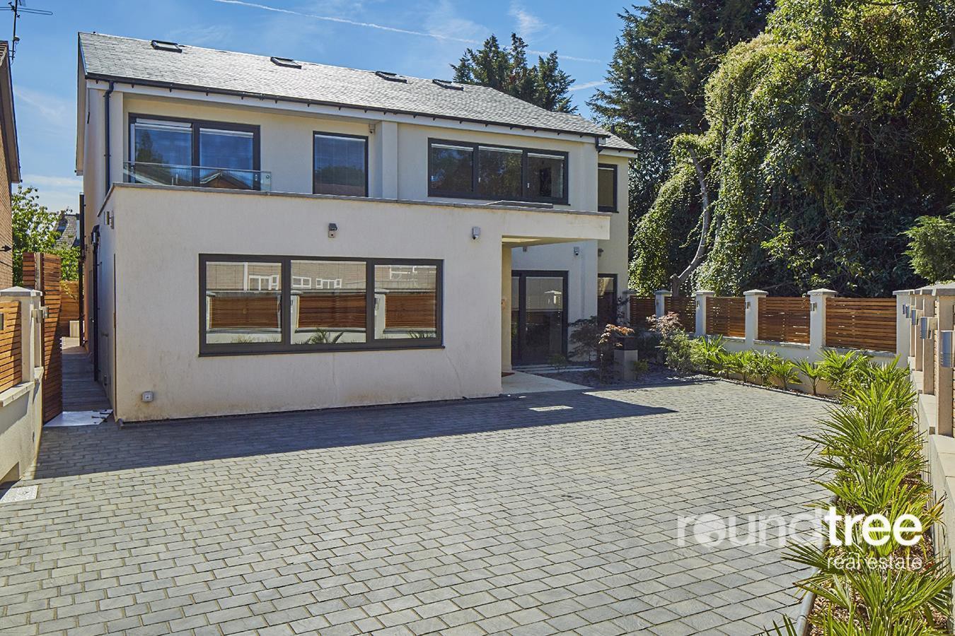 8 bedroom Detached house Under Offer