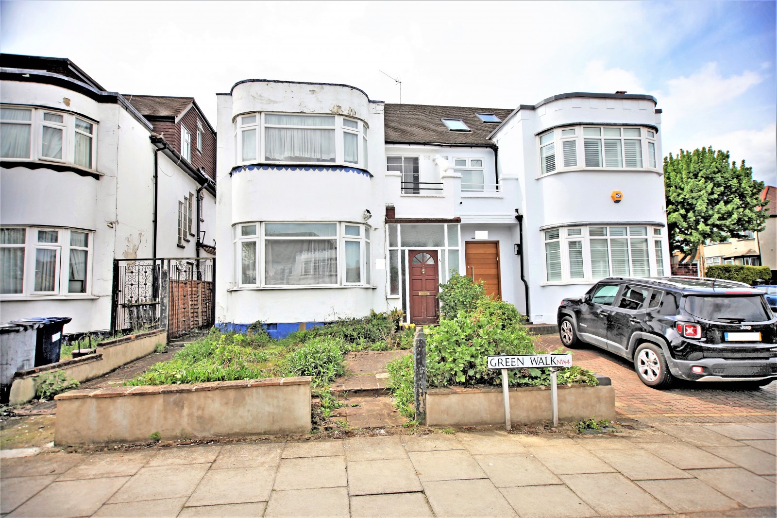 3 bedroom Semi-detached house Under Offer