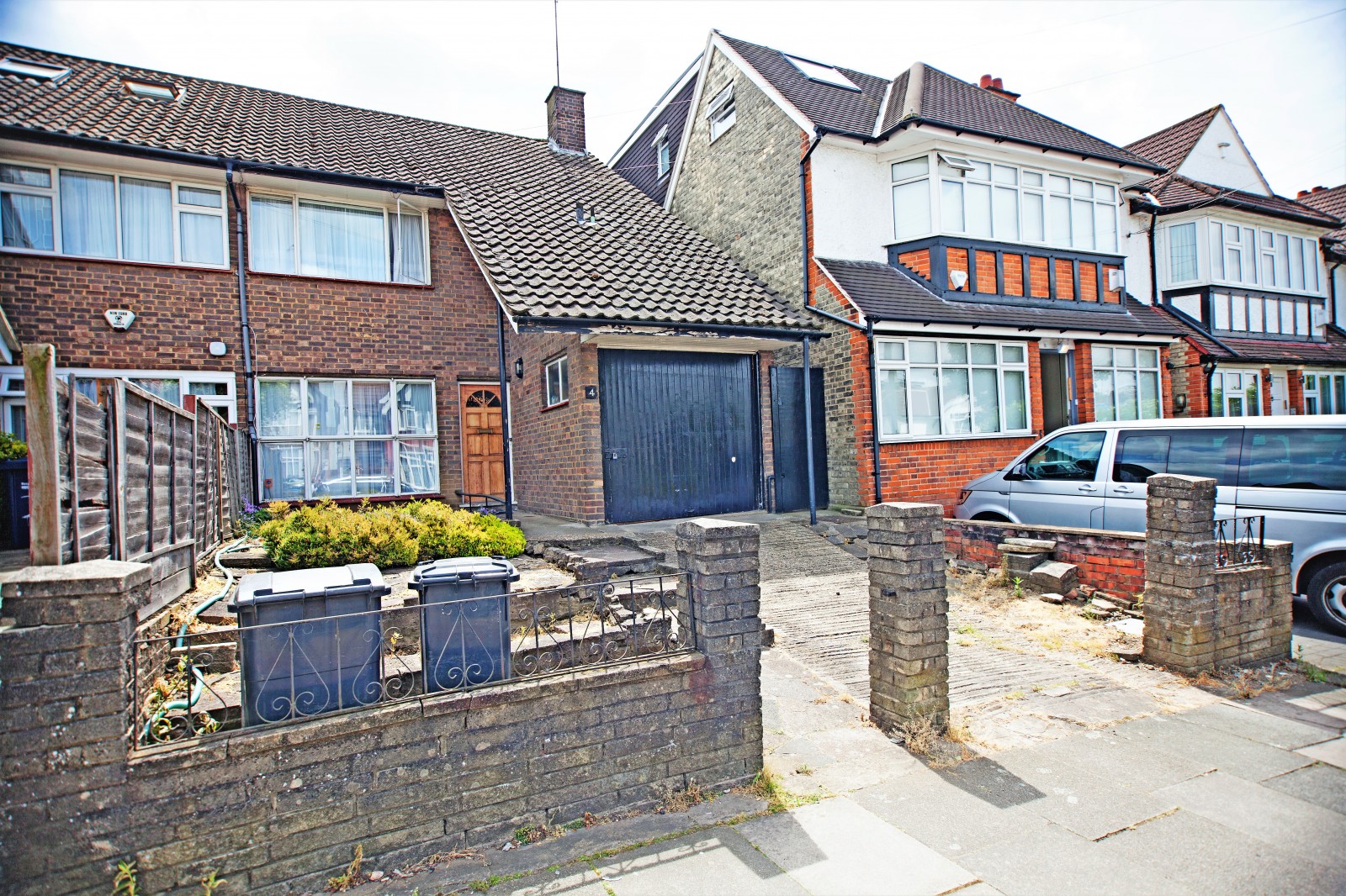 3 bedroom Semi-detached house Under Offer