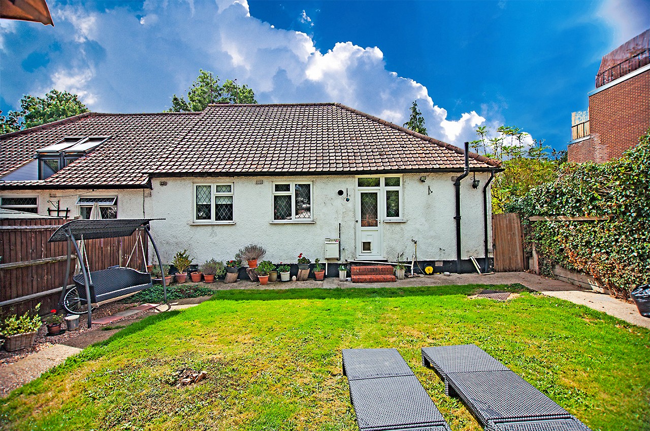 3 bedroom Semi-detached bungalow Under Offer