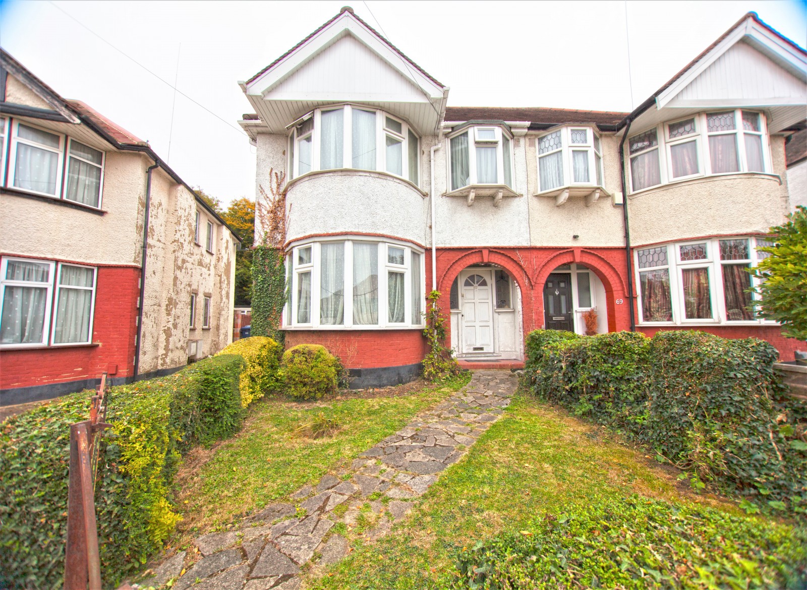 3 bedroom Semi-detached house Under Offer
