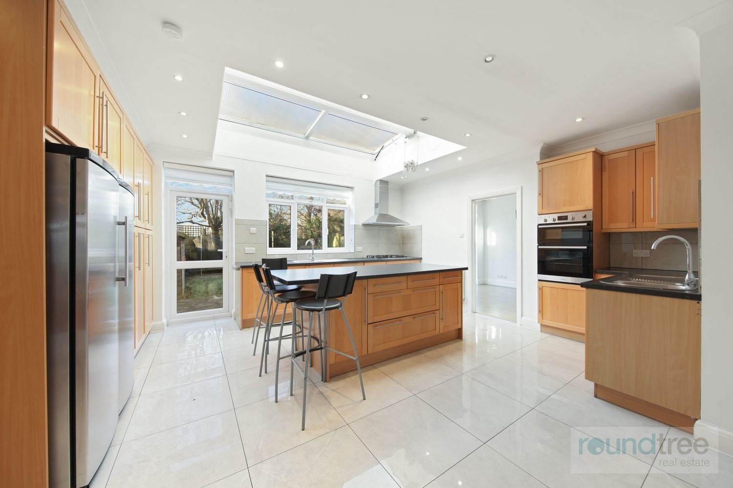 5 bedroom Semi-detached house To Let