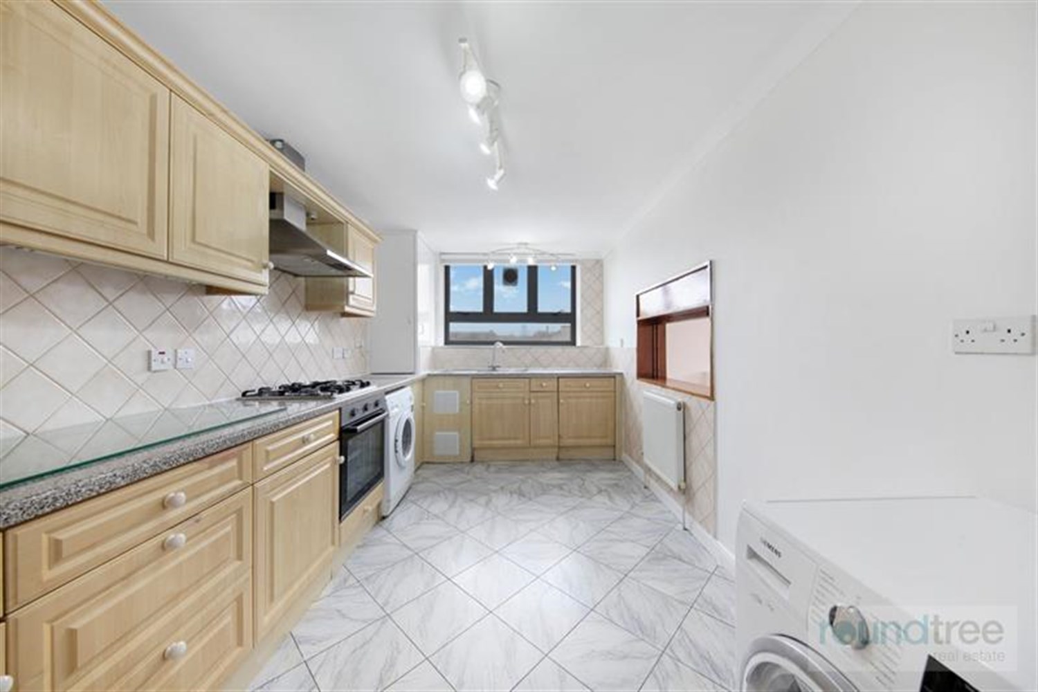 3 bedroom Flat For Sale