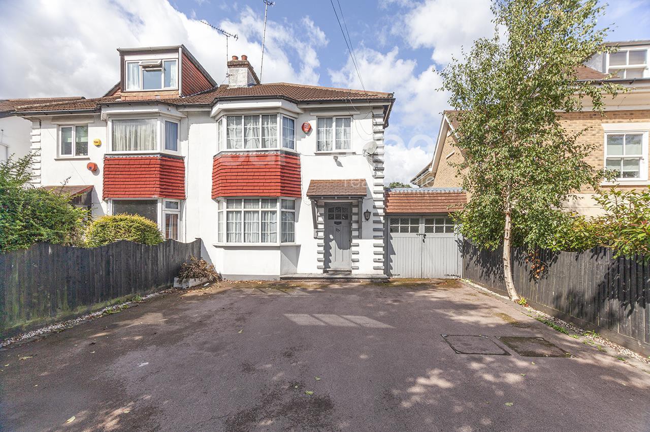 3 bedroom Semi-detached house Under Offer