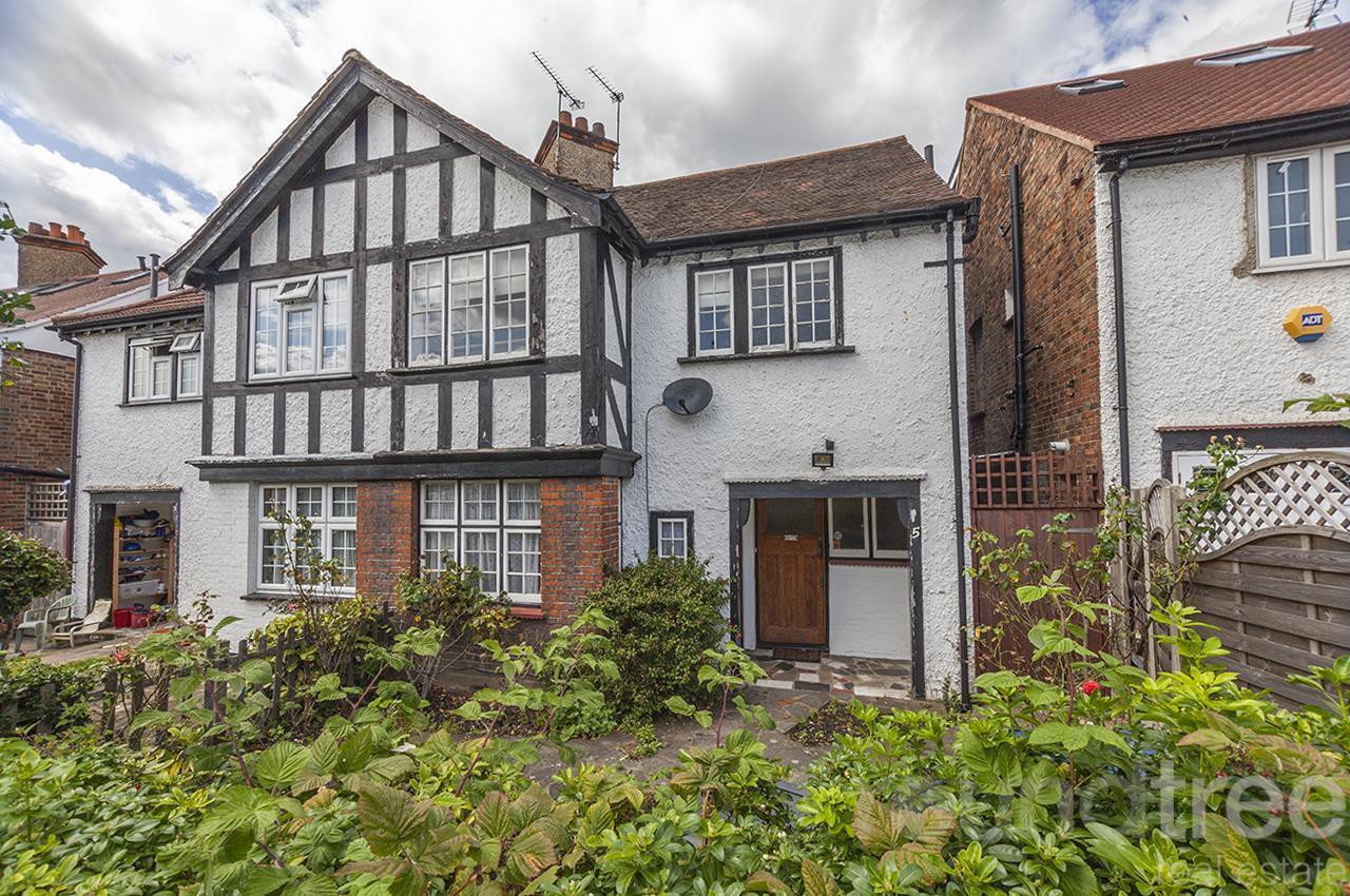 3 bedroom Semi-detached house Under Offer