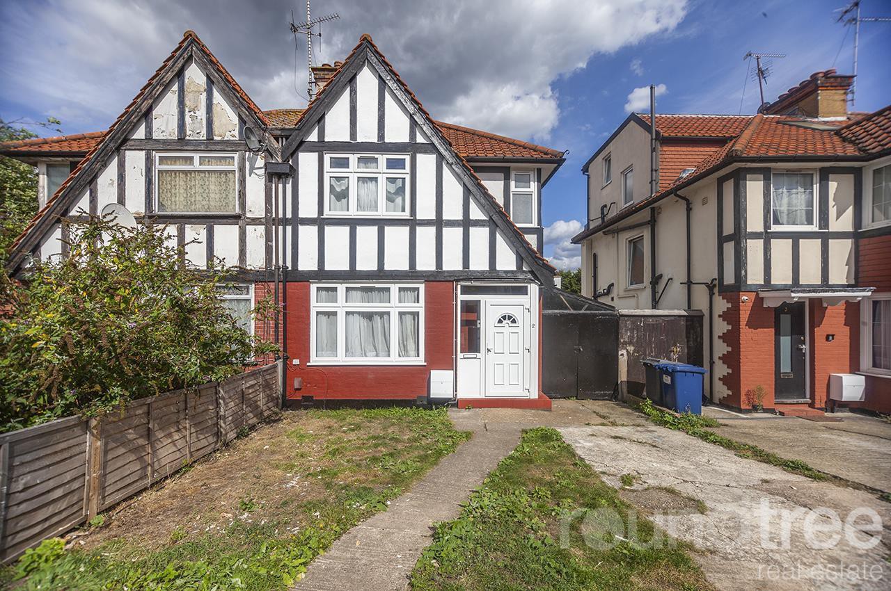 3 bedroom Semi-detached house Under Offer