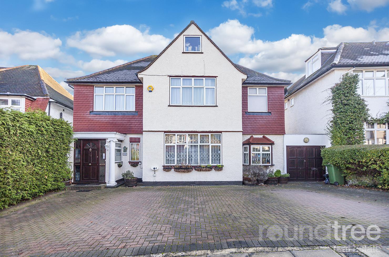 5 bedroom Detached house Under Offer