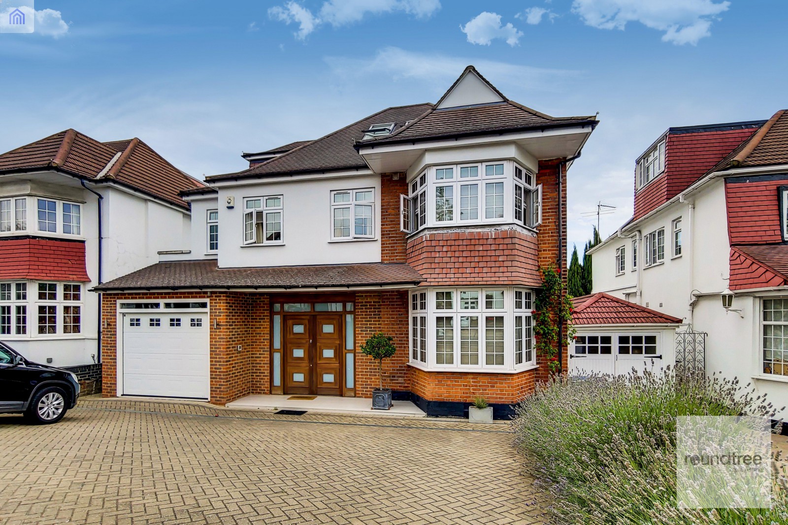 5 bedroom Detached house Under Offer