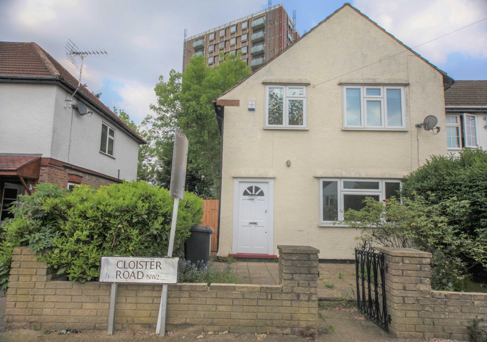 3 bedroom Semi-detached house Let