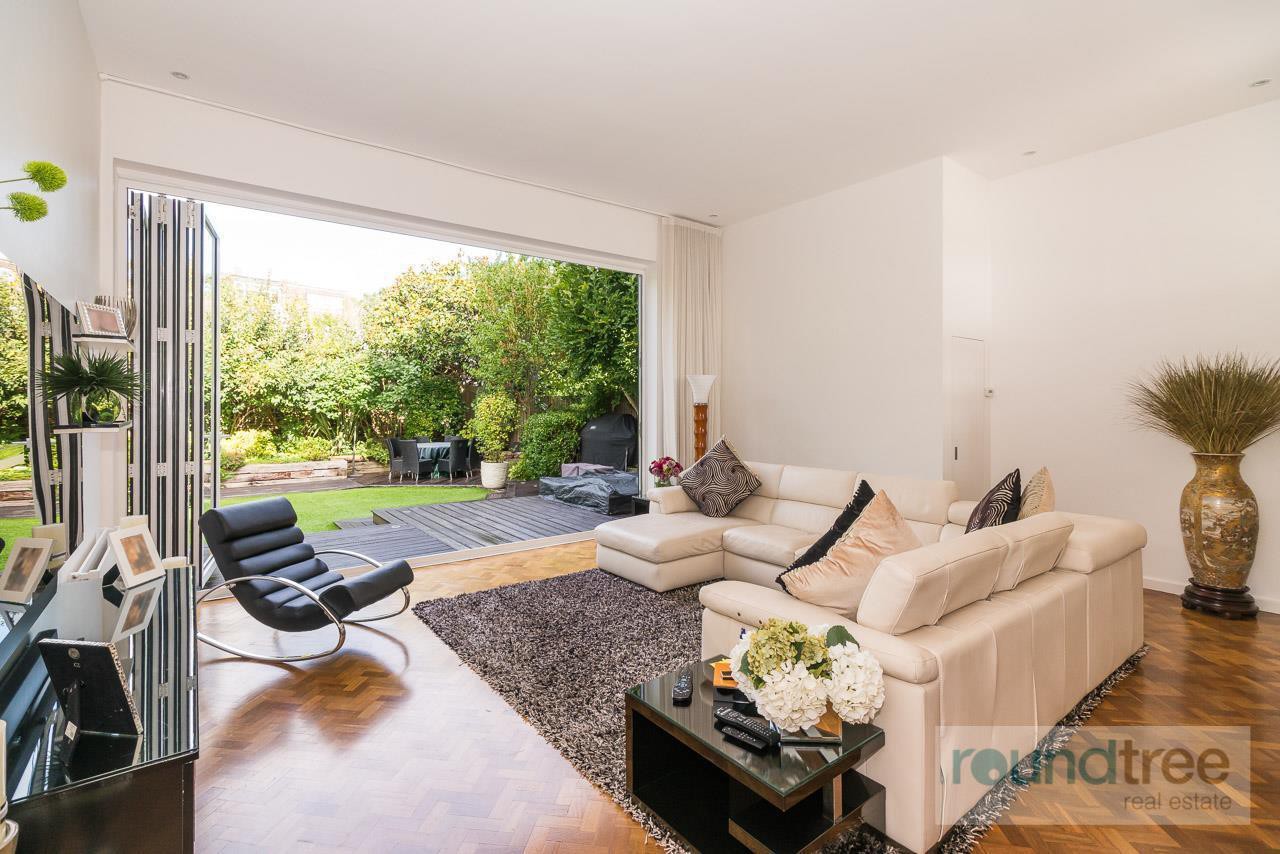 5 bedroom Semi-detached house Under Offer