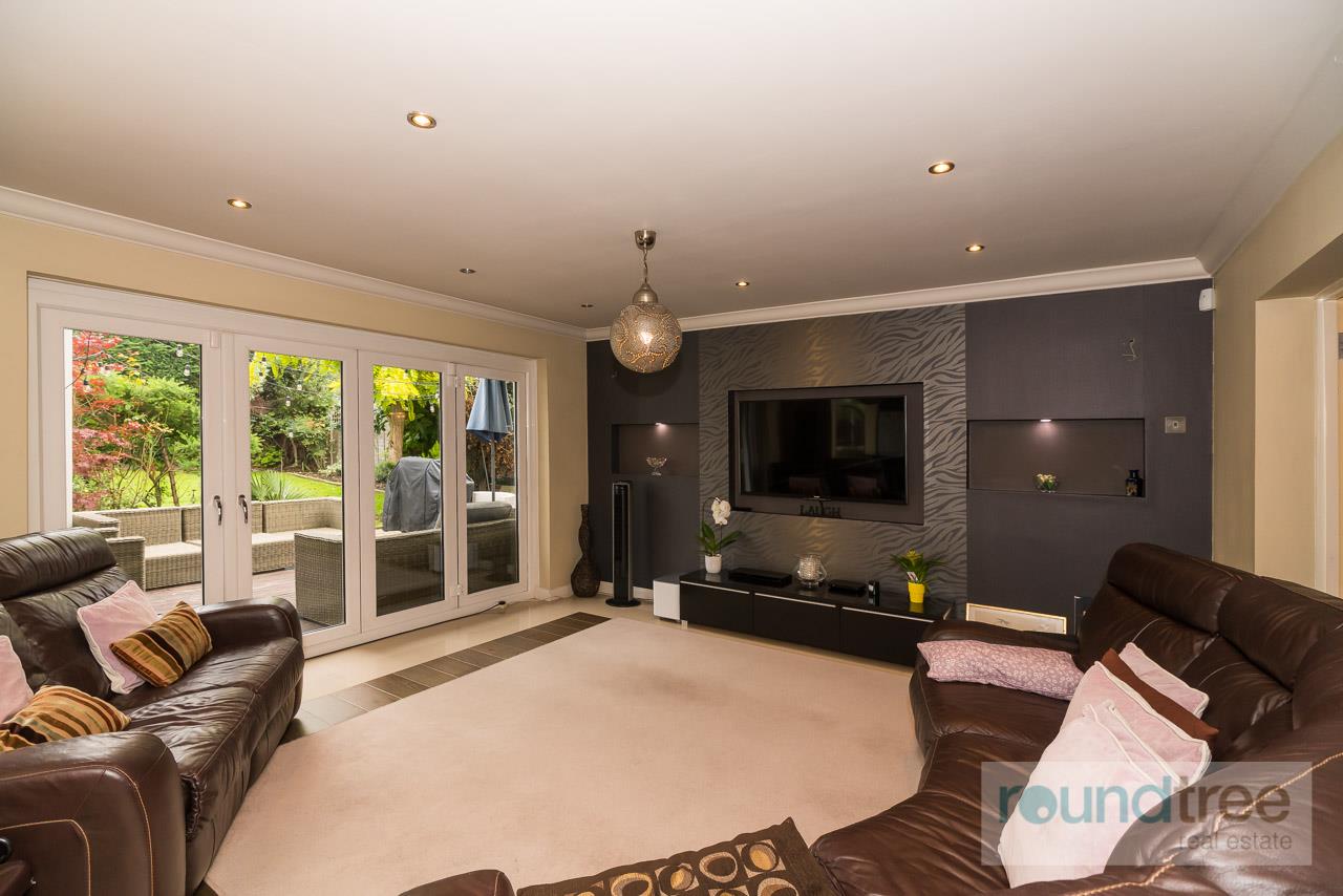 5 bedroom Semi-detached house Under Offer