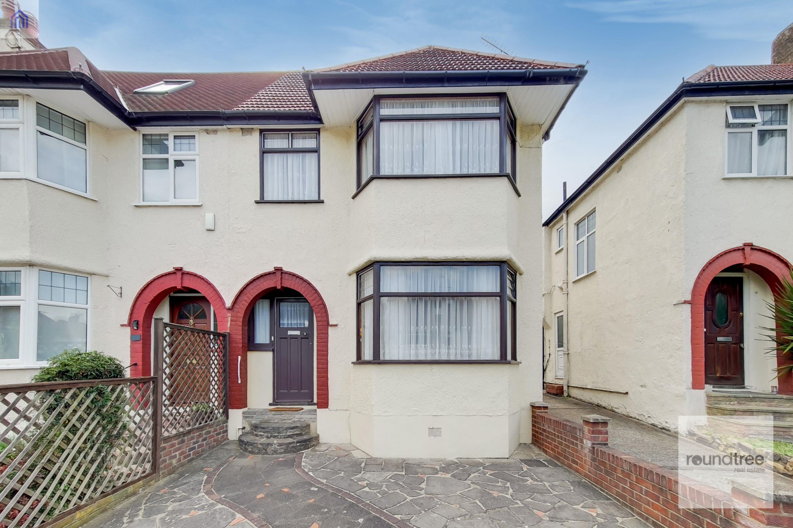 3 bedroom Semi-detached house Under Offer